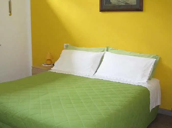 לינה וארוחת בוקר Lo Scrigno 3*